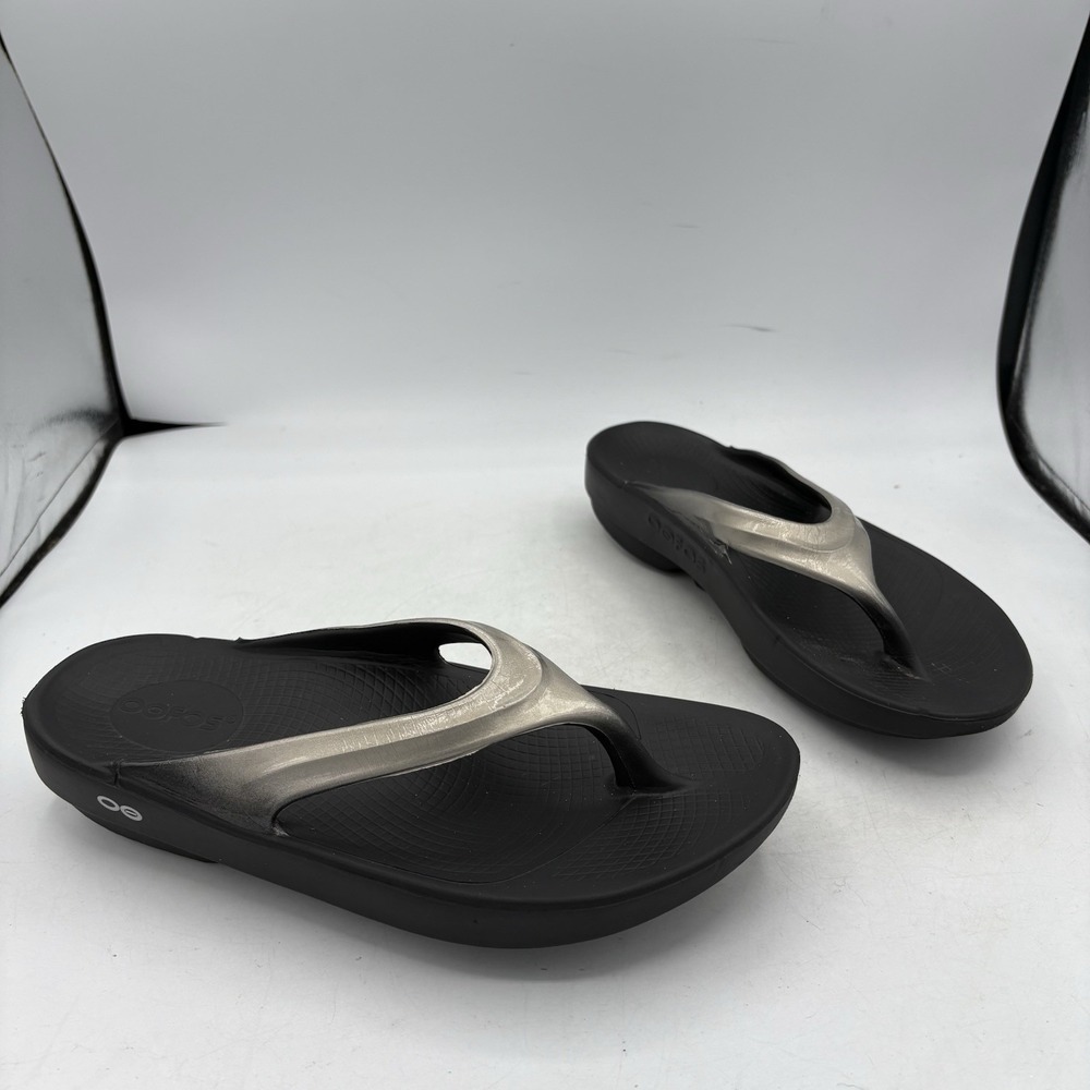 Oofos Sandals Womens Size 8 OOlala Luxe Recovery Silver Metallic Straps Flip